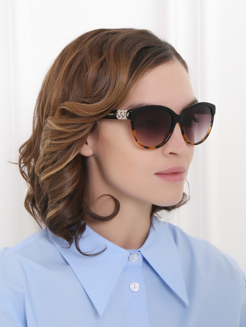 Солнцезащитные очки в пластиковой оправе с декором Swarovski - МодельОбщийВид
